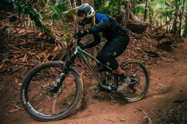 Come posso integrare lo yoga nella mia routine di allenamento per migliorare la forza?